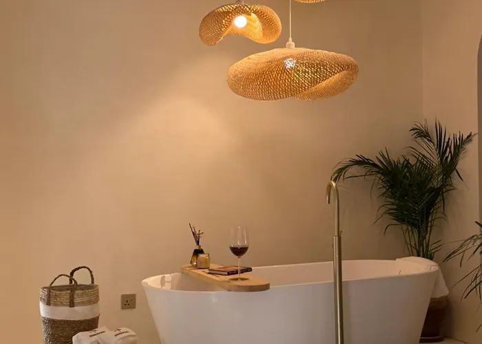 Luxury 2bhk Escape With Hot Tub