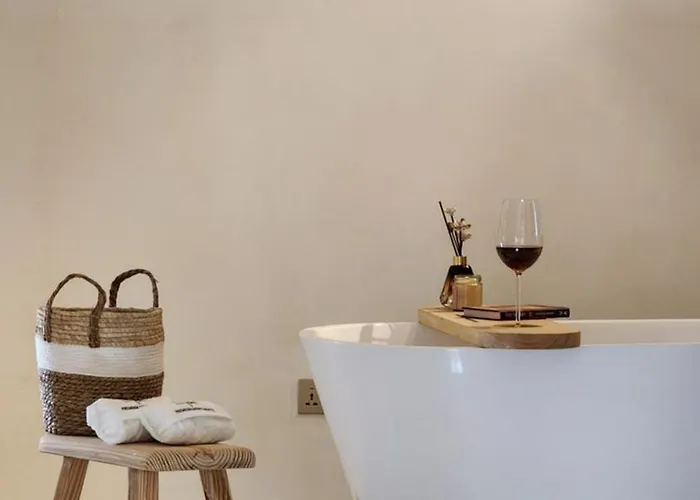 Luxury 2bhk Escape With Hot Tub *