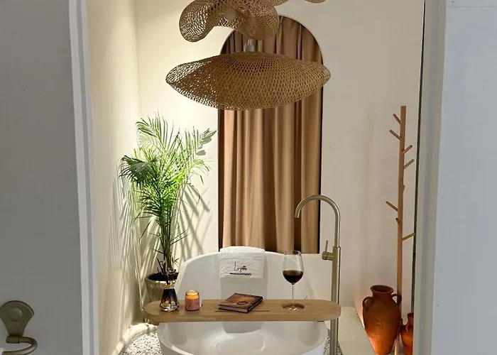 Luxury 2bhk Escape With Hot Tub Couette-café Katmandou
