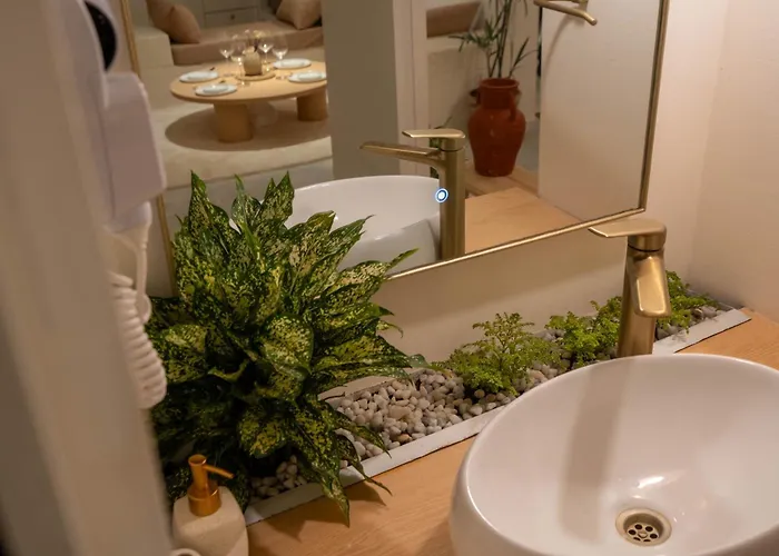 Luxury 2bhk Escape With Hot Tub