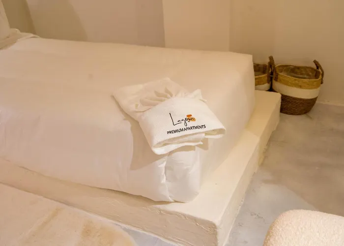 Luxury 2bhk Escape With Hot Tub Couette-café
